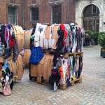 Modeindustrien har skabt et overforbrug, der resulterer i enorme mængder af genbrugstøj.